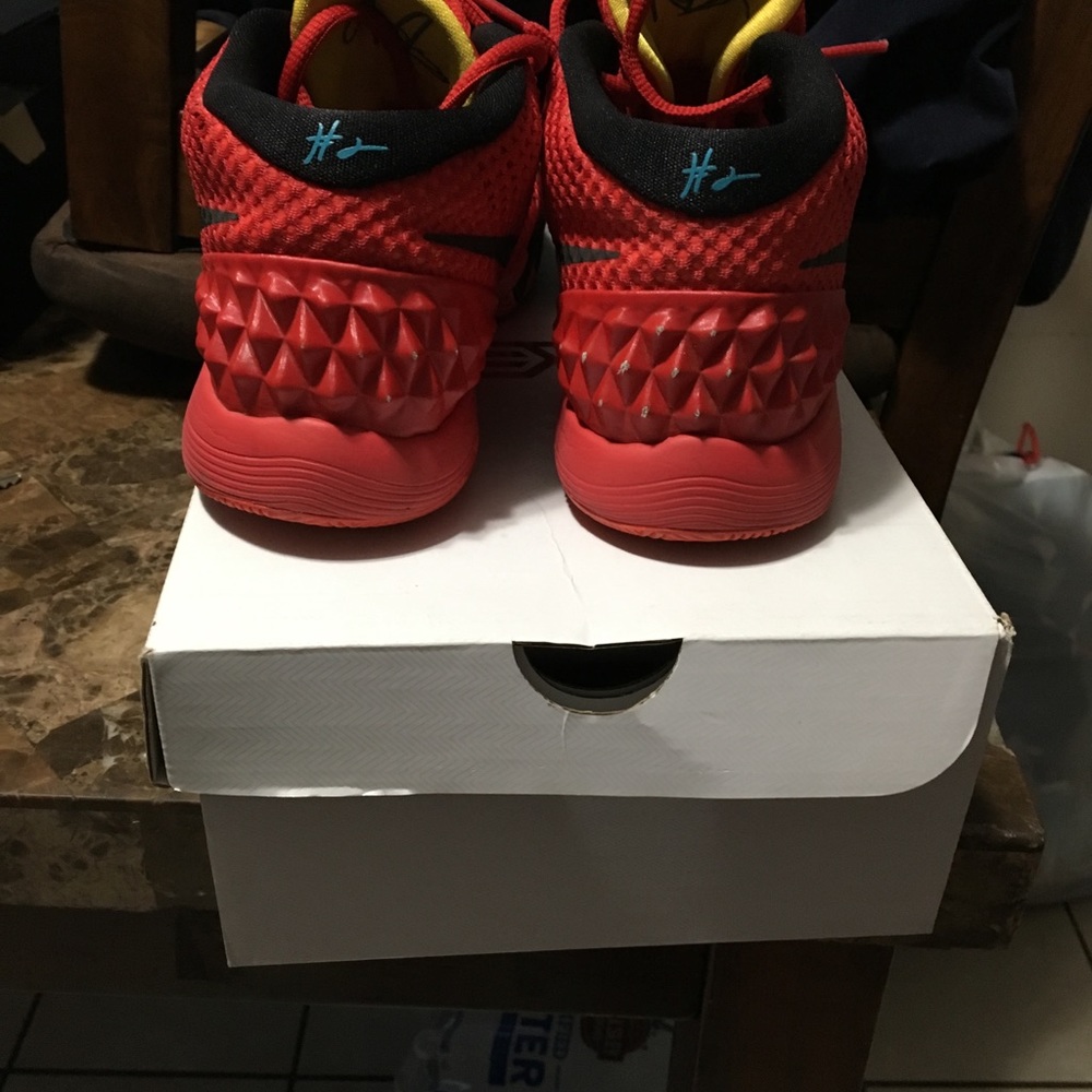Kyrie size 7